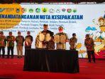 bupati-sumba-barat-yohanis-dade-sh-melakukan-penandatanganan-mou.jpg