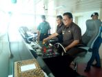 bupati-sumba-timur-gidion-mbilijora-saat-menekan-tombol-sirene_20180730_153205.jpg