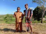 bupati-sumba-timur-gidion-mbiliyora-di-puncak-bukit-palahonang-sumba-timur.jpg