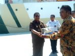 bupati-sumba-timur-sedang-menerima-cindramata_20180730_153730.jpg