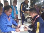 bupati-ttu-raymundus-sau-fernandes-spt-saat-memberikan-bonus-kepada-salah-satu-atlet_20180923_125023.jpg