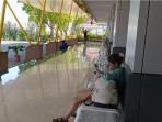 calon-penumpang-pesawat-duduk-setelah-mengetahui-operasional-Bandara-Frans-Seda-Maumere.jpg