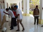 calon-peserta-testing-cpns-sedang-melihat-pengumuman-formasi-di-depan-kantor-bkd-mabar_20180926_144833.jpg