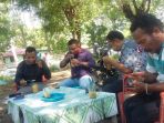 calon-wakil-gubernur-ntt-dari-partai-demokrat-benny-litelnoni-kedua-dari-kiri-di-pasar-danga_20180428_193308.jpg