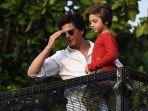 dari-balkon-rumahnya-shah-rukh-khan-sambut-ucapan-selamat-idul-fitri-dari-penggemarnya.jpg