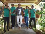 dedi-mulyadi-bersama-empat-anak-didiknya-yang-menjadi-skuad-timnas-u-16_20180812_154603.jpg