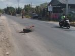 di-titik-jalan-amabi-yang-rusak-ini-warga-menaruh-ban-mobil-bekas_20180828_201825.jpg