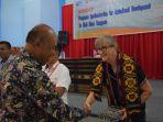direktur-politani-kupang-serahkan-cinderamata-kepada-perwakilan-crawford-fund.jpg