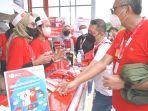 direktur-sales-telkomsel-adiwinahyu-b-sigit-mengunjungi-booth-layana.jpg
