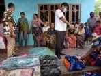 distribusi-logistik-kepada-pengungsi-yang-melakukan-evakuasi.jpg