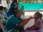 dokter-periksa-seorang-anak-di-nekamse-dalam-rangka-ultah-IDI.jpg