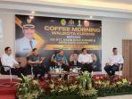 dr-jefri-riwu-kore-tengah-saat-acara-coffee-morning-bersama-rei-ntt.jpg