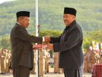 drs-yulius-lawotan-kanan-menyerahkan-kembali-sk-sekda-nagekeo-kepada-bupati-nagekeo_20170801_100624.jpg