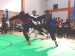 dua-pendekar-beradu-keterampilan-dalam-kejuaraan-pencak-silat-al-khoziny.jpg