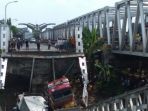 dua-truk-terjebur-di-sungai-jembatan-widang-tuban-ambruk_20180417_152248.jpg