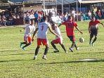 duel-antara-pemain-malanuza-fc-dengan-hoga-toda-dalam-laga-final-turbo-cup-1-ngada-2023.jpg