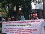 emak-emak-gelar-aksi-di-polda-metro-jaya-tuntut-mahasiswa-dan-pelajar-dibebaskan.jpg