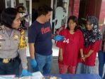 ernawati-45-dan-keni-33-ketika-berada-di-polsek-ilir-barat-1-palembang_20180704_214847.jpg