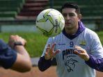 esteban-vizcarra-bisa-diturunkan-persib-bandung.jpg