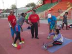 esthon-pantau-atlet-atletik-di-stadion-oepoi_20160604_103254.jpg