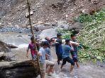 evakuasi-wisatawan-yang-terjebak-di-air-terjun-tiu-kelep.jpg