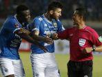 ezechiel-n-douassel-dan-bojan-malisic-protes-wasit-saat-laga-persib-bandung-vs-ps-tira-persikabo.jpg