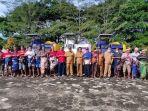 foto-bersama-bupati-sumba-barat-yohamis-dadesh-dengan-perwakilan-32-kelompok-tani.jpg