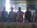foto-bersama-kepala-kesbangpol-sbd-dominggus-bula.jpg