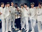 gandeng-halsey-di-boy-with-luv-bts-dikabarkan-bakal-kolaborasi-dengan-khalid-daebak.jpg