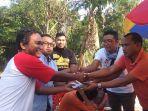 gerasimos-satria-didampingi-itho-umar-kanan-saat-menerima-berkas.jpg