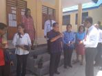 gubernur-ntt-drs-frans-lebu-raya-sedang-berbincang-dengan-kepala-smkn-5-kupang_20180405_143212.jpg