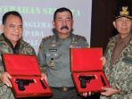 gubernur-ntt-frans-lebu-raya-dapat-senjata-api_20170810_200045.jpg