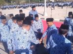 gubernur-ntt-viktor-bungtilu-laiskodat-bersalaman-dengan-pimpinan-opd-lingkup-pemprov-ntt_20181001_210517.jpg
