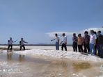 gubernur-ntt-viktor-laiskodat-saat-panen-perdana-garam-di-babau.jpg