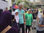 gubernur-terpilih-jawa-tengah-ganjar-pranowo-terlihat-asyik-menonton-lomba-maraton_20180825_203549.jpg