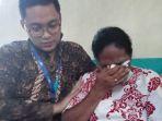 guru-di-flores-timur-ntt-menangis-haru-mendapat-santunan-rp-50-juta-dari-direktur-utama-taspen.jpg
