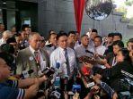 hadapi-gugatan-prabowo-di-mk-tim-hukum-jokowi-serahkan-satu-boks-berkas-jawaban.jpg