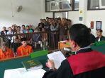 hakim-pn-palembang-vonis-hukuman-mati-bagi-dua-pembunuh-sopir-taksi-online.jpg