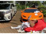 hotman-paris-hutapea-berjemur-di-depan-mobil-mewah.jpg