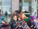 ibu-ibu-asal-soe-duduk-di-tangga-hotel-grand-mutiara-kota-kupang-menunggu-anak-anak-mereka-diwisuda.jpg