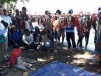ikan-segar-hasil-tangkapan-nelayan-yang-dibagikan-sebagai-oleh-oleh-gratis_20180812_124823.jpg