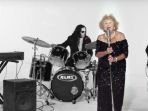 inge-ginsberg-nenek-96-tahun-ketika-tampil-dengan-band-death-metal-nya-tritonekings_20180805_140421.jpg