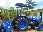 ini-pesan-bupati-niga-ketika-menyerahkan-traktor-kepada-gapoktan-weemaringu.jpg
