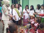 ini-yang-dilakukan-istri-menteri-desa-pdtt-riri-sandjojo-saat-berkunjung-ke-tts.jpg