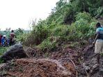 jalan-antar-desa-di-tanawawo-sikka-dikepung-longsor-dan-banjir-pengguna-jalan-tidak-bisa-melintas.jpg