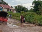 jalan-di-batakte-kupang-barat-jadi-kubangan.jpg