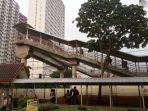 jembatan-penyeberangan-orang-yang-berlokasi-tak-jauh-dari-stasiun-ui_20170818_071415.jpg