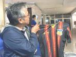jersey-pon-salah-satu-pembeli-saat-menunjukan-jer.jpg