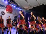 jkt48-menghibur-penggemarnya_20170322_155134.jpg