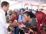 jokowi-bagi-bagi-bansos_0656.jpg